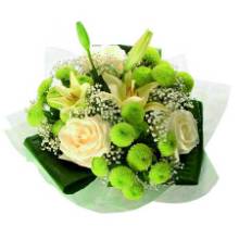 Bouquet di fiori misti bianchi con verde
