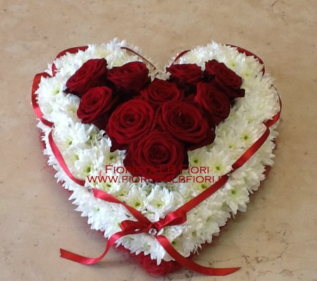 Cuore di rose rosse e fiori bianchi