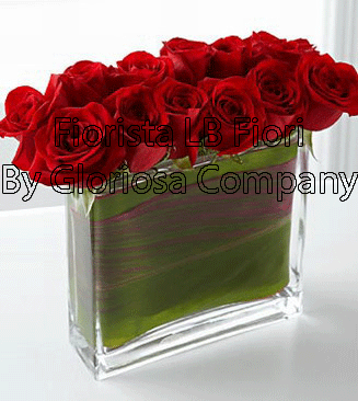 Composizione di rosse in vaso in vetro
