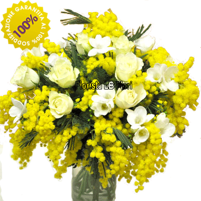 Bouquet di fiori bianchi e mimosa