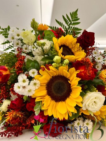 Centrotavola di fiori misti con girasoli