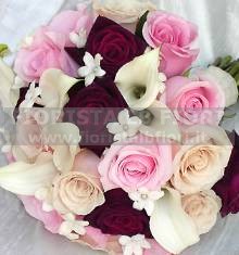 Bouquet con rose rosse in sfumatura e calla