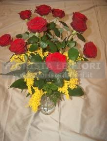 Mazzo di rose rosse a gambo lungo e mimosa Fiori festa della donna Rose rosse e mimosa