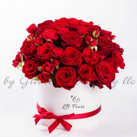 Cappelliera con rose rosse