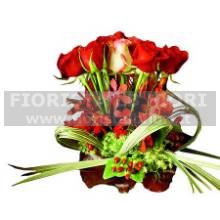Composizione di fiori misti rossa