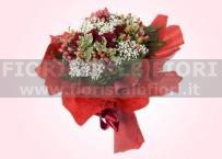 Bouquet con rose rosse, hypericum,